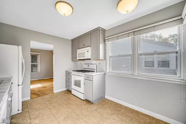 9104 S 51st Avenue, Oak Lawn, IL 60453