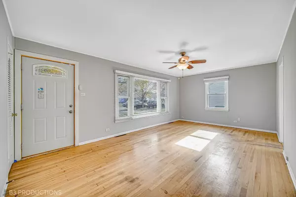 9104 S 51st Avenue, Oak Lawn, IL 60453