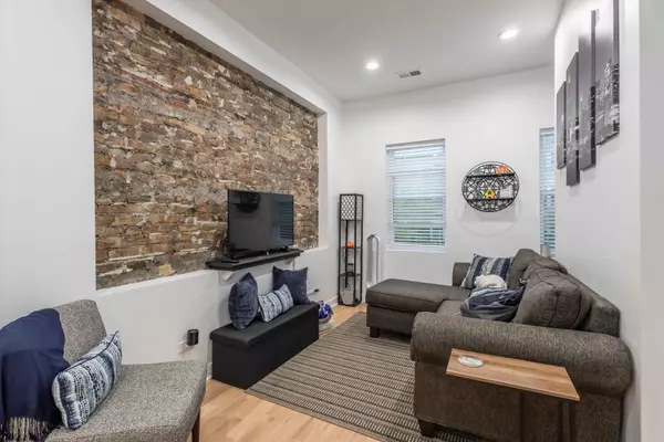 1344 W Ohio St, Chicago, IL 60642