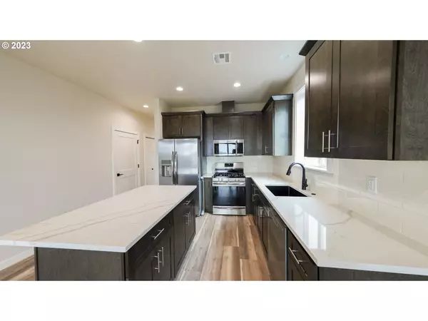 2381 W 9th AVE, Junction City, OR 97448