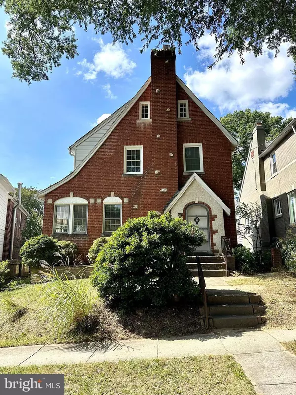 5330 32ND ST NW, Washington, DC 20015