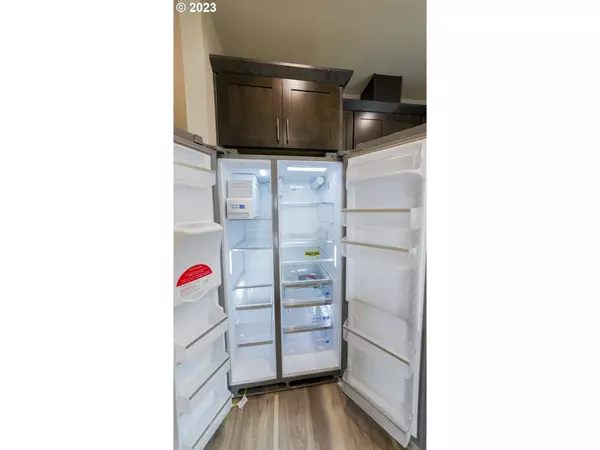 2381 W 9th AVE, Junction City, OR 97448