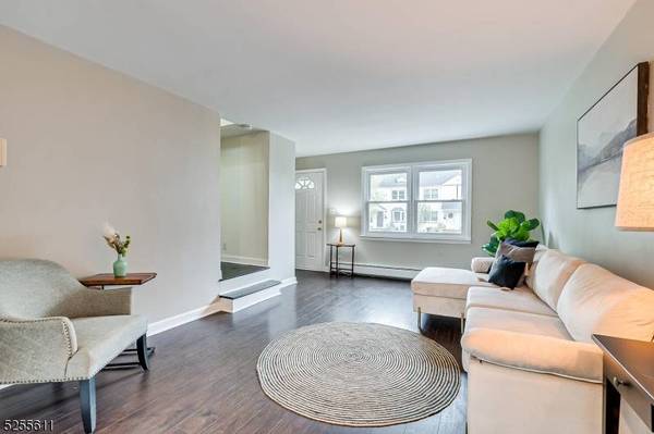 35 Victory Ct, Metuchen Boro, NJ 08840