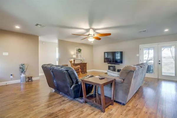 328 Arrowhead Street, Fort Worth, TX 76108