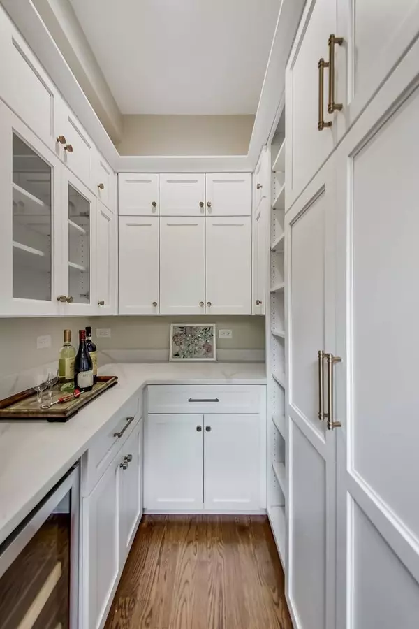 901 Cedar LN, Northbrook, IL 60062