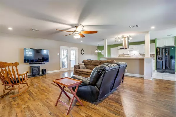 328 Arrowhead Street, Fort Worth, TX 76108