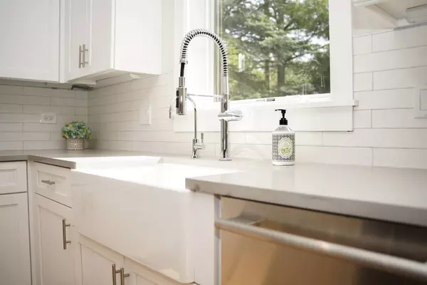 901 Cedar LN, Northbrook, IL 60062