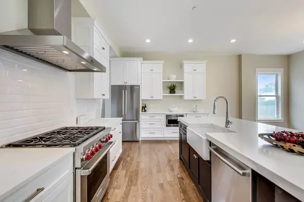 901 Cedar LN, Northbrook, IL 60062