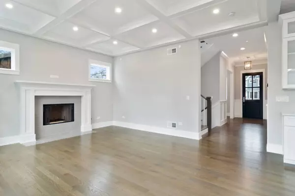 901 Cedar LN, Northbrook, IL 60062