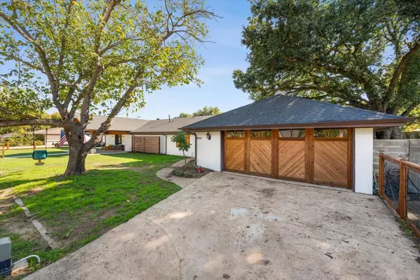 624 Redbud Lane, Grapevine, TX 76051