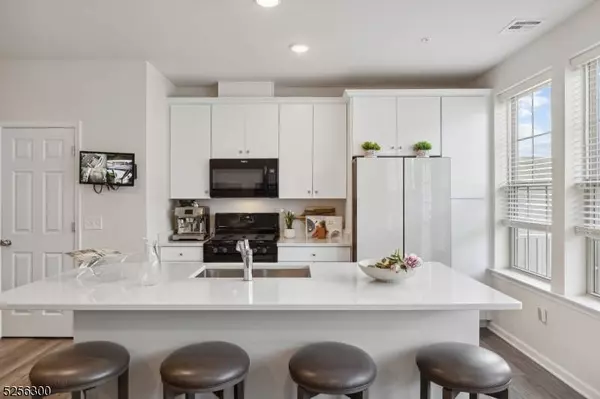 79 Arnold Dr, Wood-ridge Boro, NJ 07075