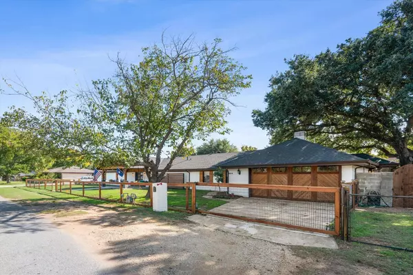 624 Redbud Lane, Grapevine, TX 76051