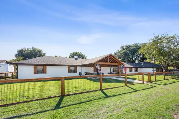 624 Redbud Lane, Grapevine, TX 76051