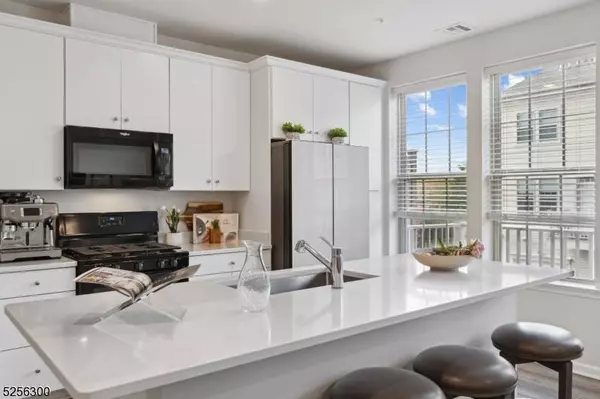 79 Arnold Dr, Wood-ridge Boro, NJ 07075