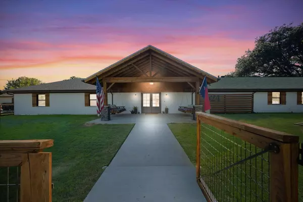 624 Redbud Lane, Grapevine, TX 76051