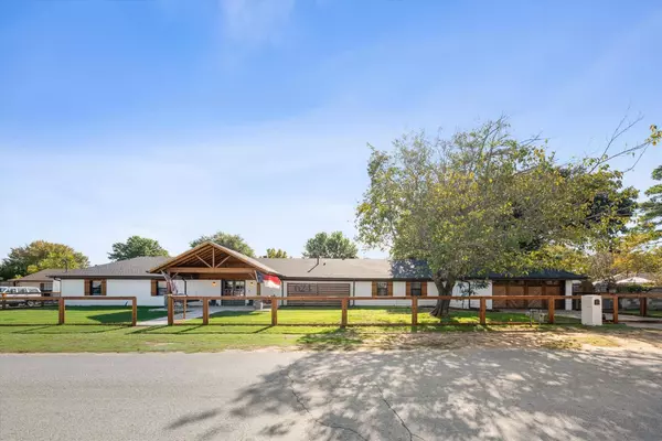 624 Redbud Lane, Grapevine, TX 76051