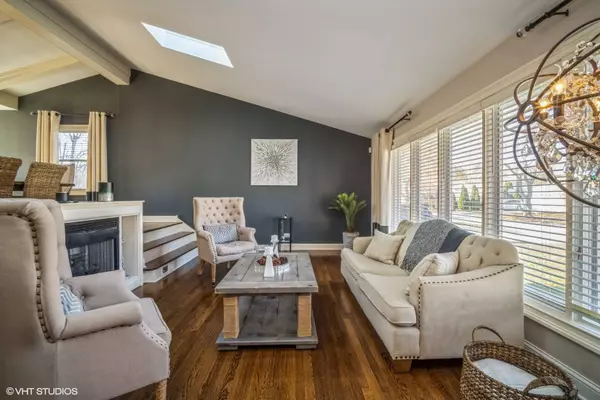 1107 E LINDEN LN, Mount Prospect, IL 60056