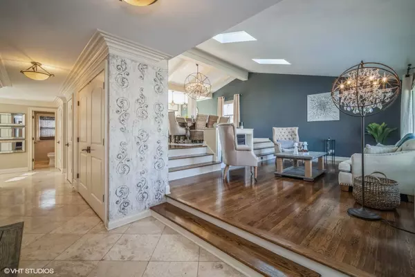 1107 E LINDEN LN, Mount Prospect, IL 60056