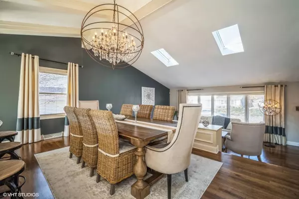 1107 E LINDEN LN, Mount Prospect, IL 60056