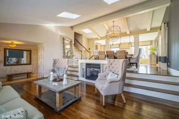 1107 E LINDEN LN, Mount Prospect, IL 60056