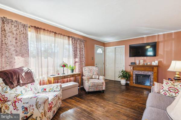 1 LAGUNA DR, Magnolia, NJ 08049