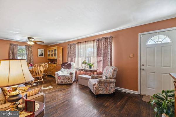 1 LAGUNA DR, Magnolia, NJ 08049