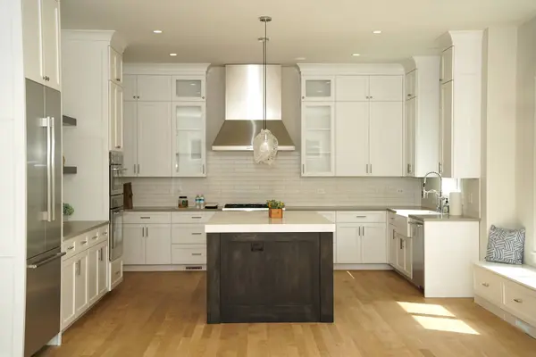 901 Cedar LN, Northbrook, IL 60062