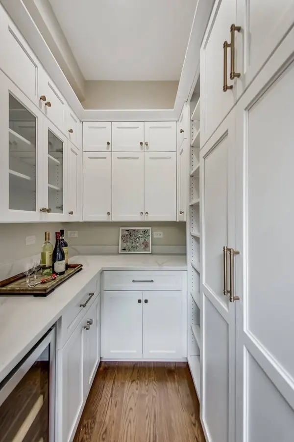 901 Cedar LN, Northbrook, IL 60062