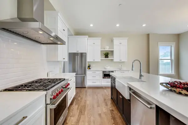 901 Cedar LN, Northbrook, IL 60062