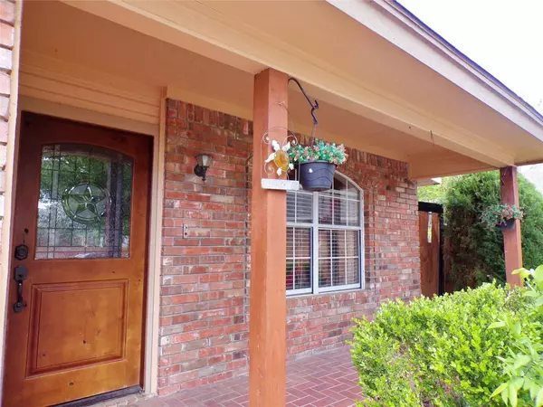 5906 Lakey Drive, Arlington, TX 76018