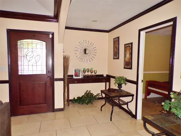 5906 Lakey Drive, Arlington, TX 76018