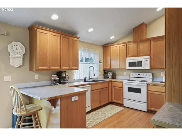 6057 MONDAVI LN, Eugene, OR 97402