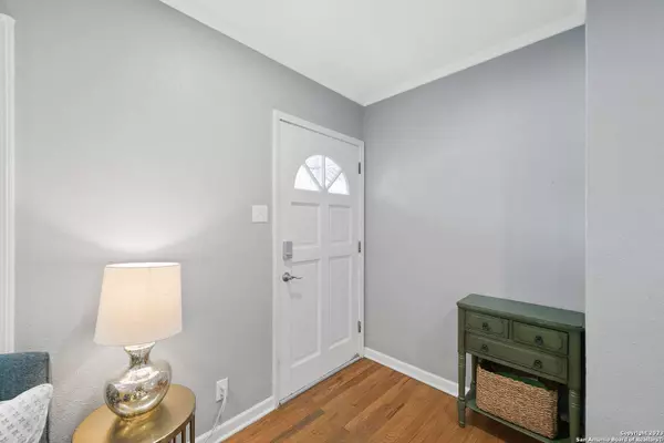 127 MEADOWLANE DR, San Antonio, TX 78209-4707