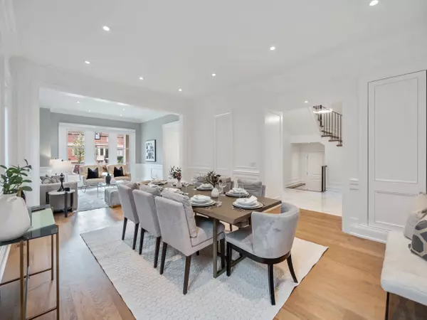 102 Frontenac Ave, Toronto, ON M5N 1Z9