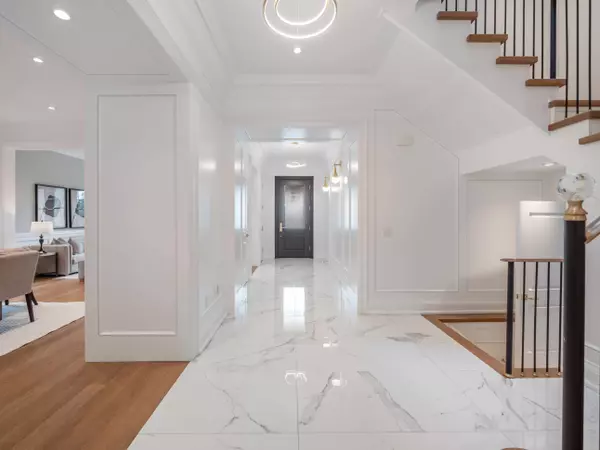 102 Frontenac Ave, Toronto, ON M5N 1Z9