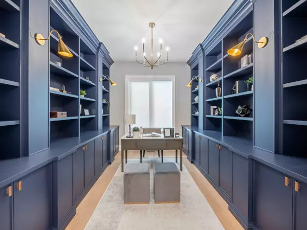 102 Frontenac Ave, Toronto, ON M5N 1Z9