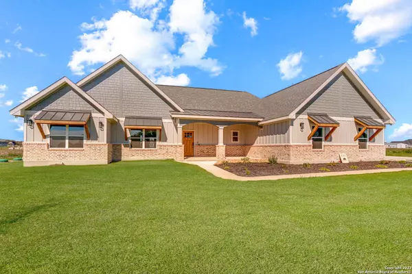 331 CENTURY OAKS DR, Seguin, TX 78155-2799