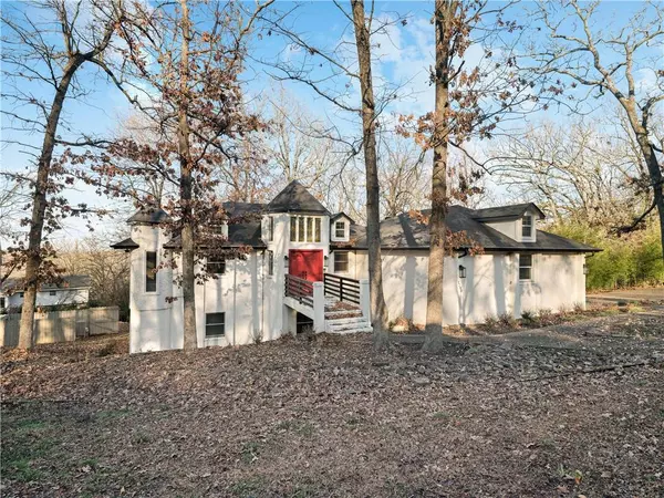 1280 E Columbus Boulevard, Fayetteville, AR 72701