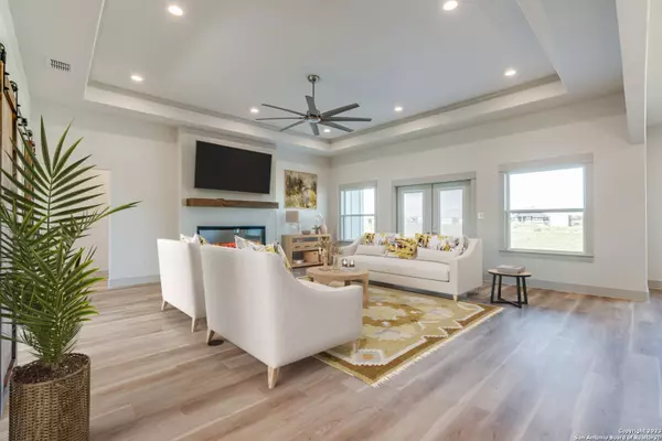 331 CENTURY OAKS DR, Seguin, TX 78155-2799