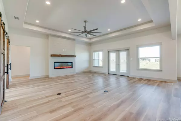 331 CENTURY OAKS DR, Seguin, TX 78155-2799