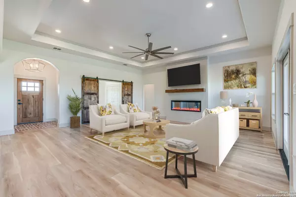 331 CENTURY OAKS DR, Seguin, TX 78155-2799