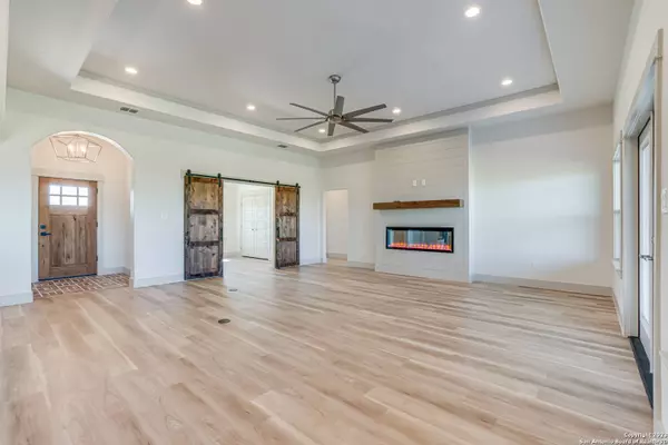 331 CENTURY OAKS DR, Seguin, TX 78155-2799