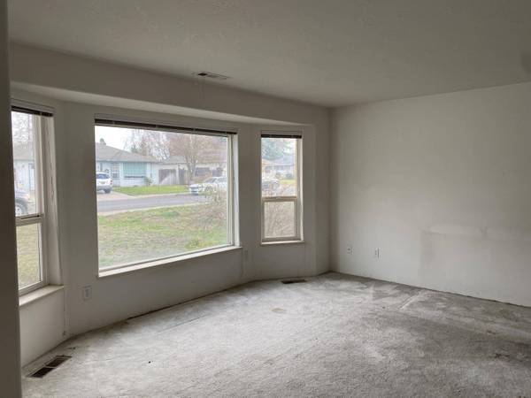 1560 Toralon Dr, Medford, OR 97501