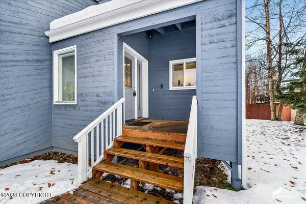 9809 St Lawrence CIR, Eagle River, AK 99577