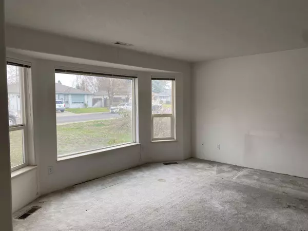 1560 Toralon Dr, Medford, OR 97501