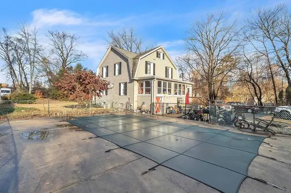 23 Fenton St, Agawam, MA 01030