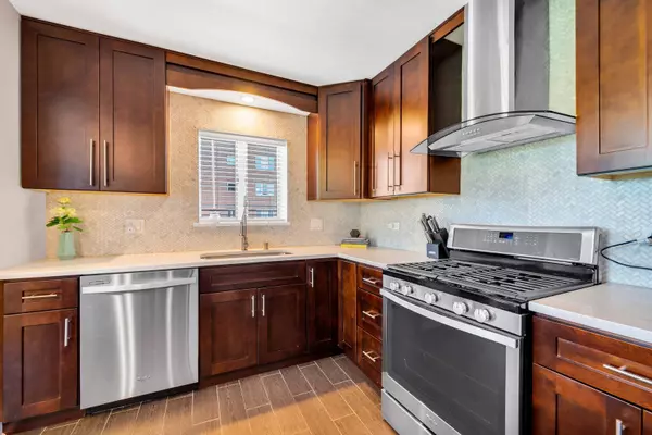 545 S River Road #504, Des Plaines, IL 60016