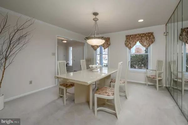 56 HORSESHOE DR, Mount Laurel, NJ 08054