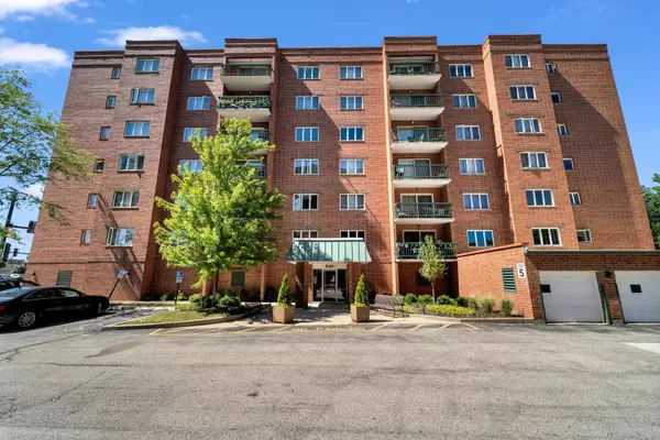 545 S River Road #504, Des Plaines, IL 60016