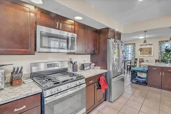 23 Fenton St, Agawam, MA 01030